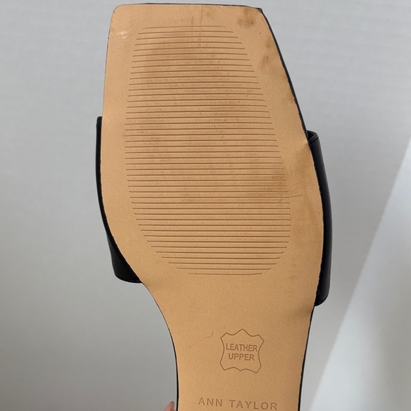 Ann Taylor Black Leather Slide Sandals Gold Chain Detail Size 10M - Picture 13 of 14